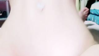 【69堂免费视频】两个超嫩美少女，白皙屁股美乳嫩穴，约了个炮友轮流操，无毛粉嫩小穴，骑乘位猛操，扶细腰后入