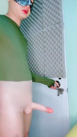 【69堂免费视频】性感短裙黑丝，大屌猛插小嘴，大白美臀爆草，穿戴假屌，真假屌轮着插，真会玩