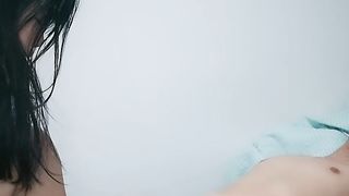 【69堂免费视频】萝莉小妹为爱献身，全程露脸让小哥揉着奶子跟狼友互动撩骚听指挥，抠小嫩逼好多淫水，激情上位放肆抽插好骚