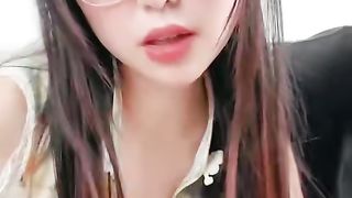 【69堂免费视频】旗袍眼镜御姐化身老师教你操逼，一线天馒头B_后入骚穴一顿怼