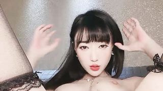 【69堂免费视频】网红美女近期下海特别肥唇粉穴张开双腿特写