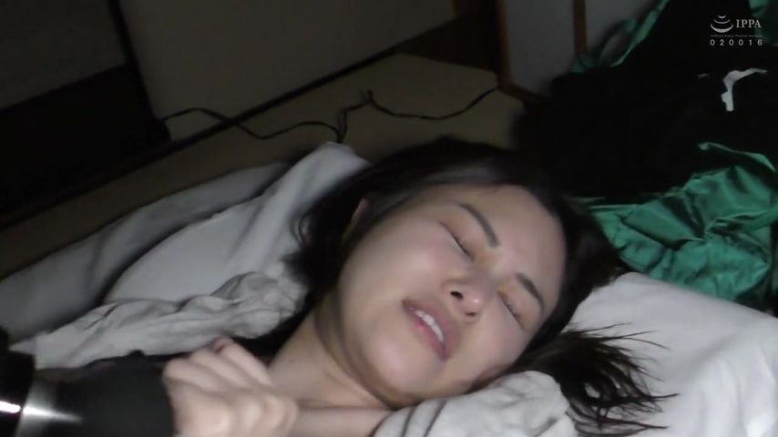 【69堂免费视频】当我使用隐藏在床边的转子时，她不断抽搐