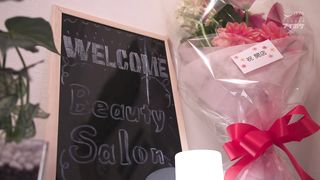 【69堂免费视频】已婚妇女的家庭美容院_一位美丽的美容师被她丑陋的邻居的鸡巴一次又一次地射精古川ほのか_1