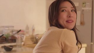 【69堂免费视频】一名已婚妇女收到了一把重复的钥匙，她独自住在一个房间里，一名男学生在毕业前一直被体内射精。_今井栞菜_1