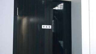 【69堂免费视频】已婚秘书在充满汗水和亲吻的总裁办公室中出性爱。_拥有猥亵L罩杯和甜美面孔的秘书出现。_庵ひめか_1