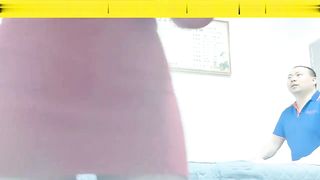 【69堂免费视频】气质尤物美女，找不到男人操，竟然去盲人按摩店给男技师玩