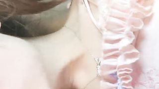 【69堂免费视频】双马尾新人美少女！脸上红扑扑的！嘴比较小吃不了大JB，撩起衣服贫乳，多毛嫩穴尿尿超粉嫩