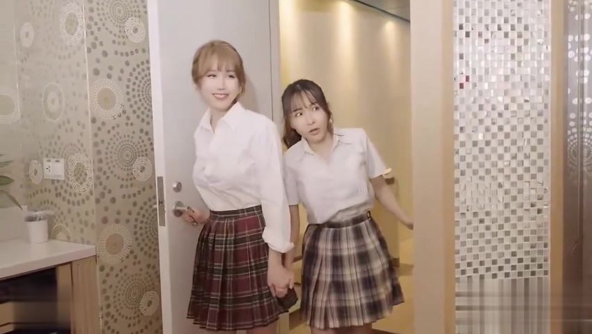 【69堂免费视频】旋转木马上高潮，淫荡学妹带坏清纯学生妹，极品女神艺高人胆大_挑战羞耻极限！