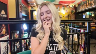 【69堂免费视频】随便一个男人在运动酒吧和我做爱还在我脸上射精