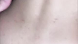 【69堂免费视频】KTV灌醉短发少妇同事，带回酒店各种玩，叫床呻吟很沙哑啊。水多毛炸，屁股掰的老开，恨不得男的全插进去。