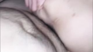 【69堂免费视频】KTV灌醉短发少妇同事，带回酒店各种玩，叫床呻吟很沙哑啊。水多毛炸，屁股掰的老开，恨不得男的全插进去。