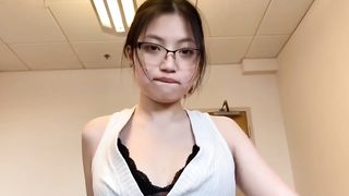 【69堂免费视频】性感的黑丝华裔美女被老外上司按在办公桌上啪啪啪