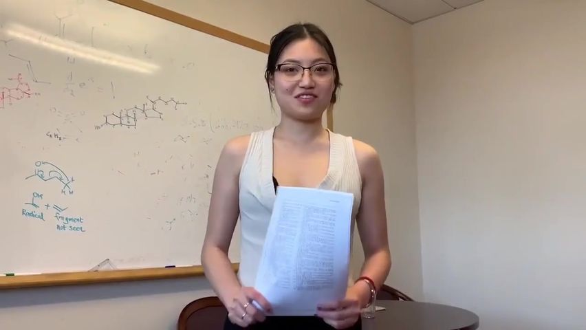 【69堂免费视频】性感的黑丝华裔美女被老外上司按在办公桌上啪啪啪