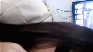 【69堂免费视频】嫩到出水的女高妹子，小小年纪小骚穴就被活生生捅成了爸爸鸡巴的形状