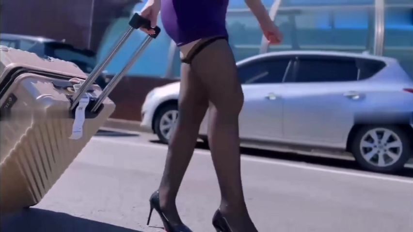 【69堂免费视频】遇到了热心的空姐帮忙带路，但没想到空姐竟是淫贱骚货