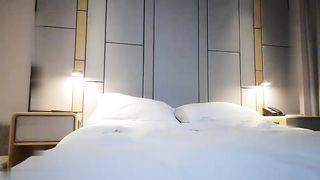 【69堂免费视频】极品颜值牛仔裤外围妹子，舌吻互摸调情69口交扣逼，后入猛操特写表情呻吟诱人