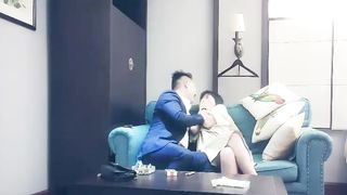 【69堂免费视频】一线天肥逼长开双腿扣弄，抬腿侧入妹子捂着嘴不叫，打桩机快速抽插