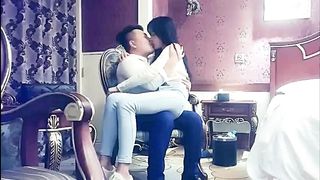 【69堂免费视频】学过跳舞啥姿势多可以，牛仔裤1米68大长腿外围美女，我长得欠操嘛特写深喉，人肉打桩机快速抽插猛操