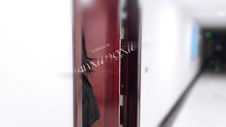 【69堂免费视频】爱玩熊熊_大长腿黑丝学姐被蓄谋已久的学弟按倒洗衣机内操，表面高冷插入就老实了