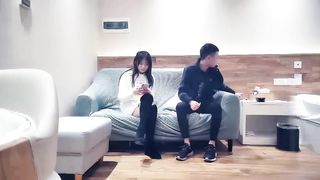 【69堂免费视频】白衣高靴大奶萌妹，拨开内裤手指扣逼特写口交骑乘晃动奶子