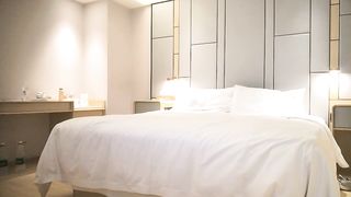 【69堂午夜视频】清纯苗条腼腆乖巧，红内裤战神超常发挥，校花呻吟高潮阵阵