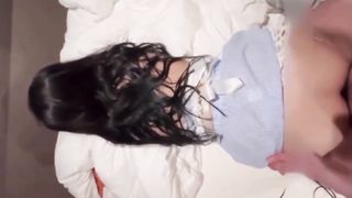 【69堂午夜视频】碎花裙清纯反差婊美女趴在双腿之间舔舐鸡巴微笑服务！