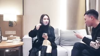 【69堂午夜视频】稀毛鲍鱼超粉在沙发被小哥抠穴各种输出最后射了一身有点生气