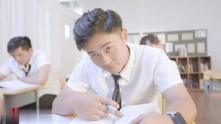 【69堂午夜视频】四人行必有我师 闷骚女教师被迫多人混战