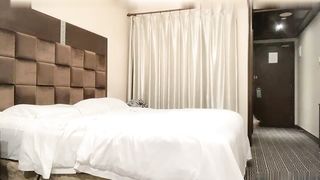 【69堂午夜视频】抱着挺舒服牛仔裤外围妹，摸奶子舌吻调情，翘着圆润屁股舔弄，骑乘抬腿侧入大力猛操