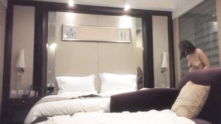 【69堂午夜视频】沙发抠穴调情啪啪近景展示，淫穴水多做爱投入