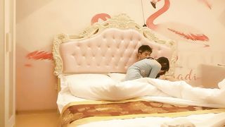 【69堂午夜视频】苗条小姐姐，小鲜肉嘘寒问暖还捶腿，啪啪完打情骂俏擦出火花，约炮须谨慎，小心成网红