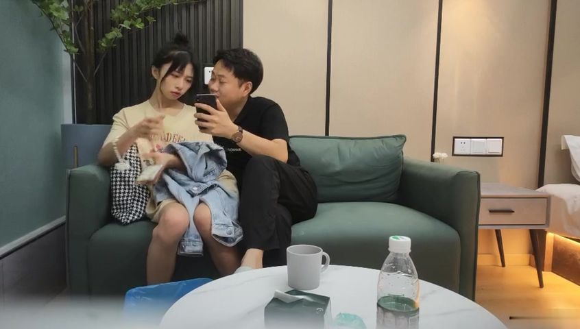 【69堂午夜视频】80多斤纤细美腿，高清拍摄超近视角，骑乘抽插站立后入