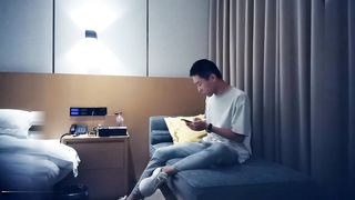 【69堂午夜视频】紫裙鸭舌帽妹子，沙发舌吻扣逼穿上网袜乳推舔弄，后入抽插猛操呻吟