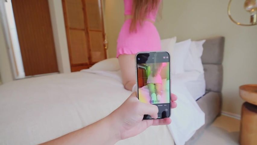 【69堂午夜视频】发现我继妹在拍性感照片没有忍住直接掏出大鸡巴猛干操逼惩罚妹妹