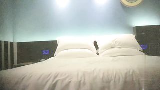 【69堂午夜视频】吊带裙萌妹子啪啪，苗条身材后入抽插猛操抬腿侧入呻吟