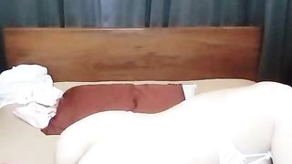 【69堂午夜视频】蒙面小哥双飞两个极品大奶子少妇，露脸口交大鸡巴主动上位闺蜜在旁拿道具玩弄骚穴和菊花，各种体位轮草抽插