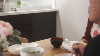 【69堂午夜视频】我的女儿失去了理智，尽管她讨厌它，但她开始向我索取大鸡巴。2