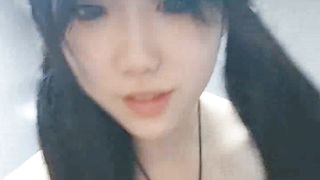 【69堂午夜视频】无毛白虎逼风骚女友镜头前直播赚外快，自己抠逼浪叫，给阴蒂带上蝴蝶小铃铛，跟狼友互动撩骚，尿尿给狼友看