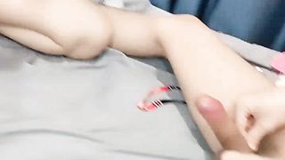 【69堂午夜视频】无毛逼白虎小妹的诱惑，被小哥按着头舔弄大鸡巴，激情上位让小哥亲嘴吃奶子，压在身下爆草抽插还舔骚逼真骚