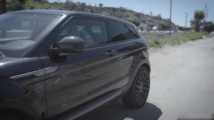 【69堂午夜视频】秋天的瀑布-无处可逃美女的车抛锚了，她接受陌生人帮助而发生性爱