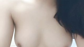 【69堂午夜视频】身材不错的小美女，清纯可爱诱人，在狼友的指挥小脱光光展示，揉奶玩逼卫生间内把自己抠尿，呻吟可射好骚啊