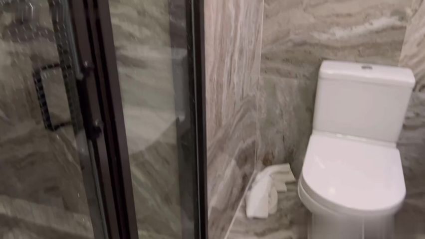 【69堂午夜视频】一开门没想到有一个骚女人