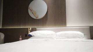 【69堂午夜视频】可爱邻家美女，乖巧温柔身材好，沙发调情床上激战