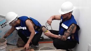 【69堂午夜视频】骚逼勾引两个搬运工人吞着两根大鸡巴来进行一场完美3P