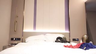 【69堂午夜视频】细腰美腿大胸妹子 说话嗲嗲的超可爱