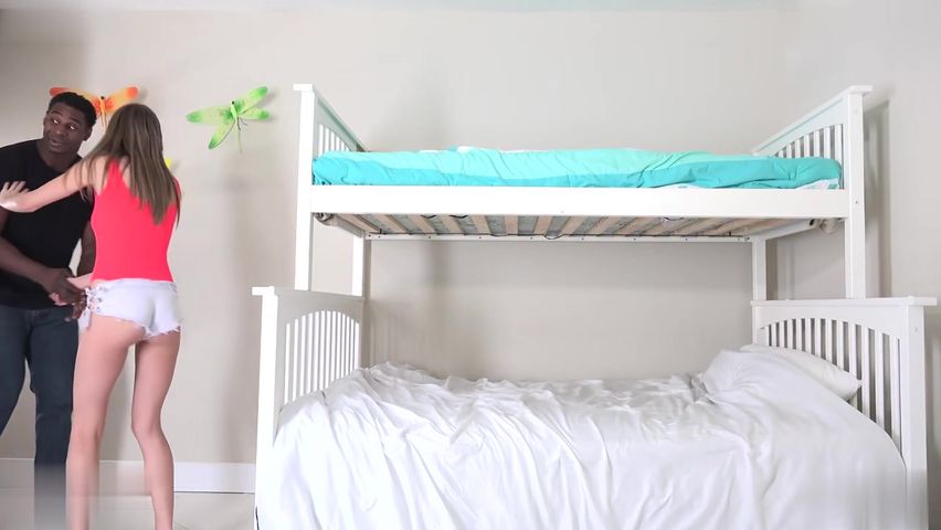 【69堂午夜视频】双层床内射体验邀请黑人大鸡巴采访她想感受一下父爱的厚重感