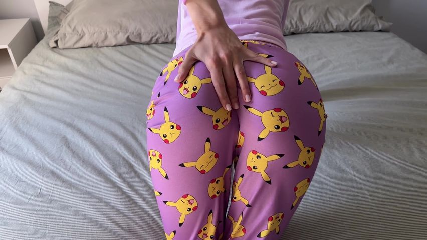 【69堂午夜视频】猛男大鸡巴上摩擦她的屁股并将其滑入骚穴之中猛烈内射