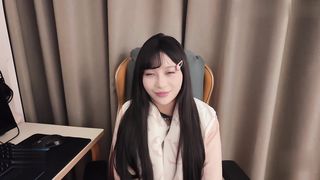 【69堂午夜视频】性工作服务者 刚成年就迫不及待下海