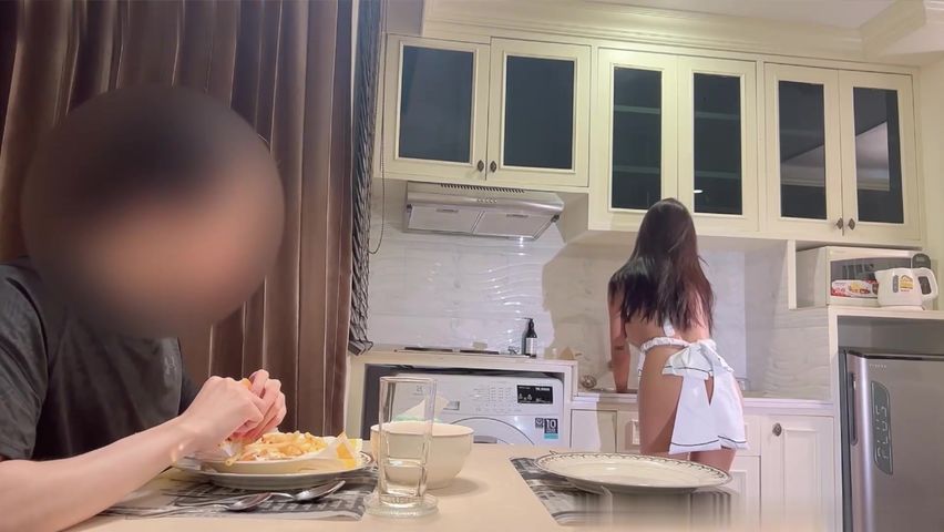 【69堂午夜视频】性感小厨娘被男主人强行猥亵，厨台后入火车便当式猛怼