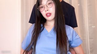 【69堂午夜视频】戴着眼镜和天然阴户的可爱亚洲医科学生操她的导师并被中出